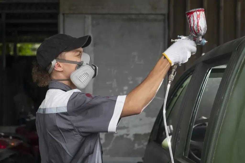 Application de peinture au pistolet sur pièce métallique